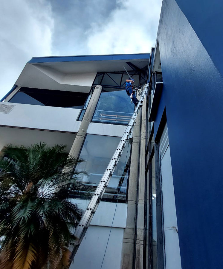 limpieza de vidrios en altura